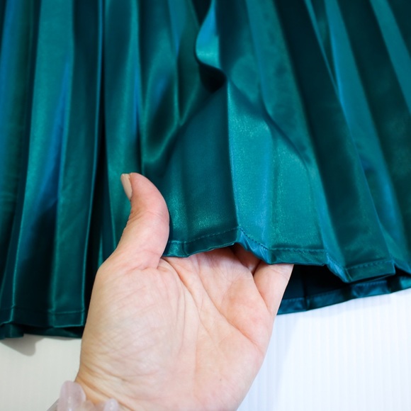 Green Pleated Flared Satin Midi Skirt - Picture 8 of 8
